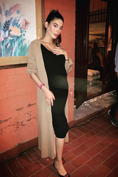 Celebcentralpk's tweet photo. Congratulations to the gorgeous Mommy-to-be @babar_amna, who will be welcoming her first child. We all are loving her maternity style and adorable baby bump. ❤️
#Model #SuperModel #AmnaBabar #Lollywood #PakistaniCelebrities #CelebrityCentral https://t.co/DAHwkH1sh7