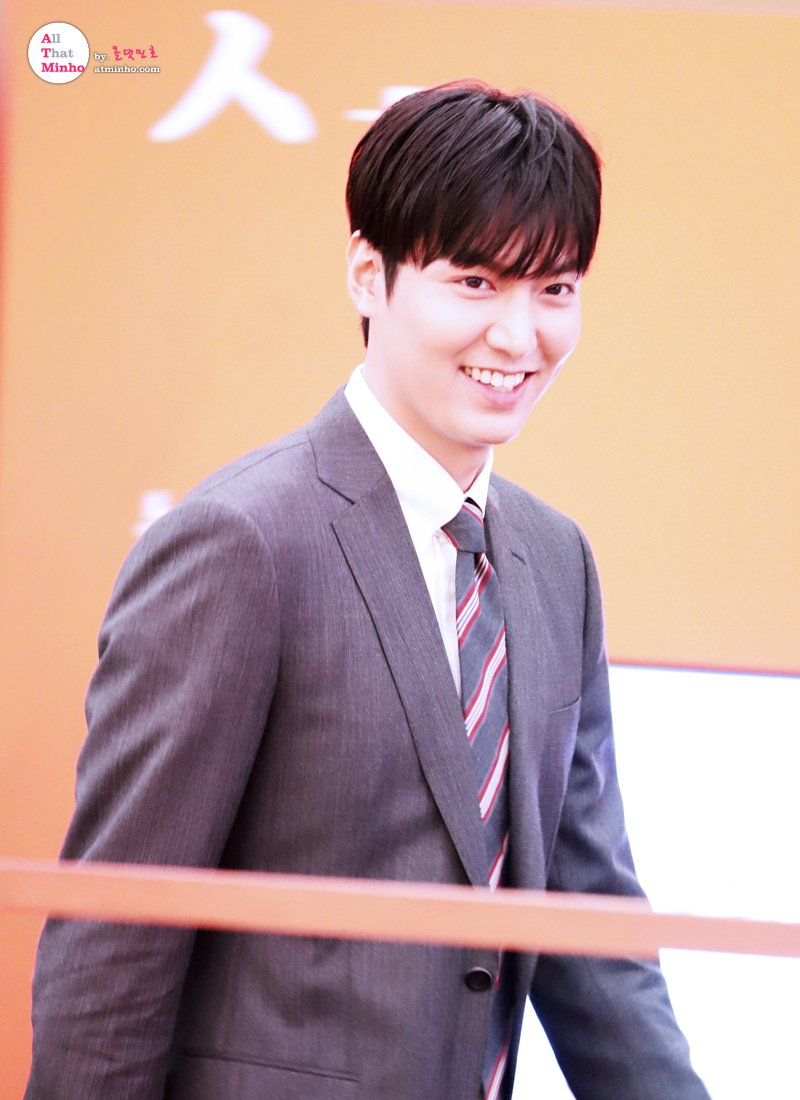 atminho's tweet photo. #이민호 #leeminho @ActorLeeMinHo 
20190709 세종학당 홍보대사 위촉식!!  
멀리서? 보았지만 그래도 멋있던~~ 팬들 발견하고 웃어줘서 고마워 https://t.co/aIkIUQwbvi