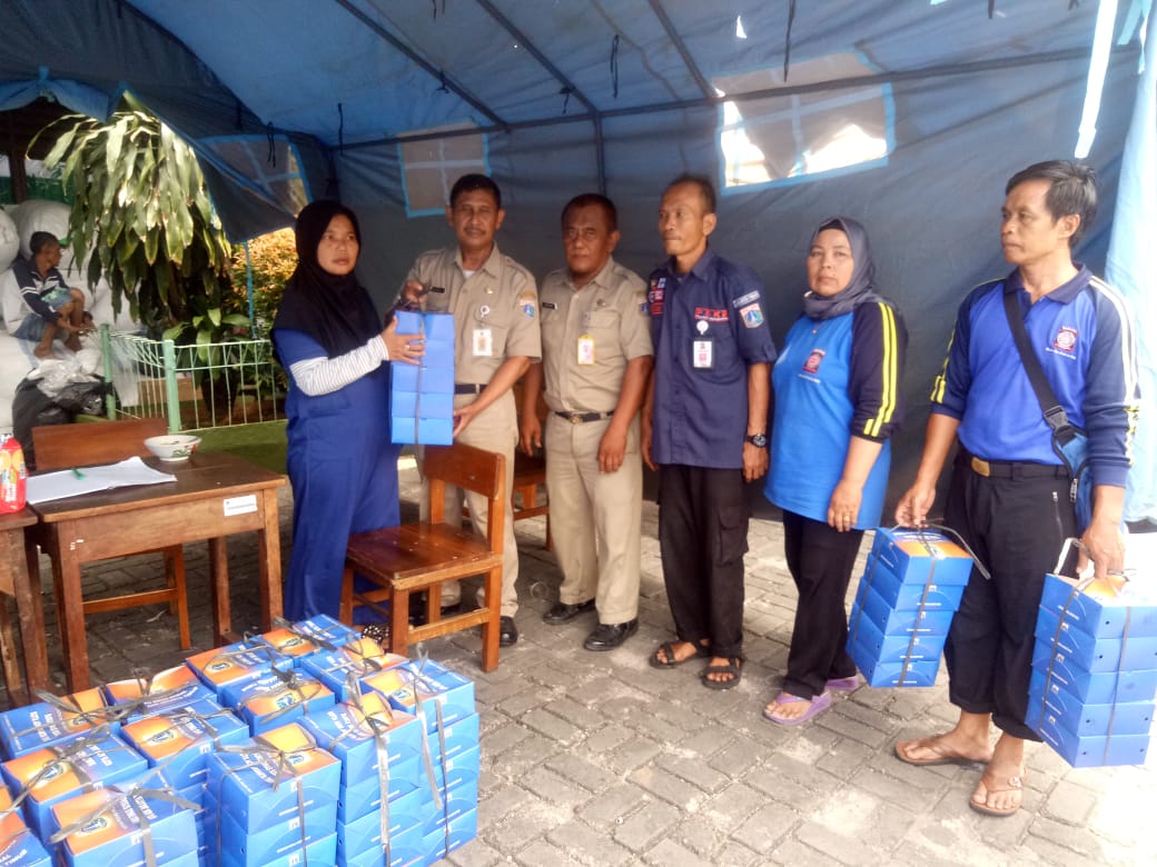 SoedikinAli's tweet photo. Serah terima bantuan makan siap saji untuk korban kebaran kel cipinang besar utara. Untuk hari ke 5. https://t.co/fcB4uU6oEY