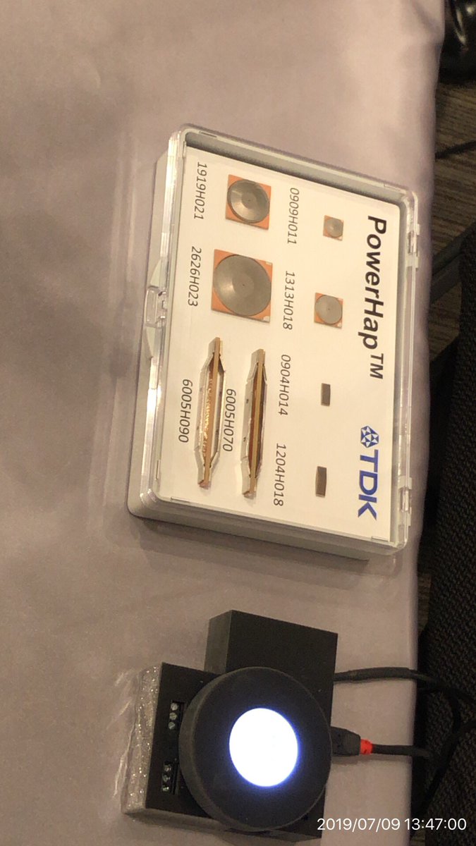 yus988's tweet photo. TDKのPowerHap(小さい円形のピエゾアクチュエータ)60Vや120V必要でモバイルデバイスには不向きかな?かなり強い力が出せるとの事だが、デモではクリック感が主で、これならalpsのハプティックリアクタで良いのでは、と思ってしまうのが残念。#WHC2019 https://t.co/SIn4SuJroJ