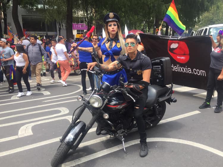 delixxiamx's tweet photo. Llegó la autoridad a la marcha
#Orgullo41 #SerEsResistir #MásTolerancia https://t.co/ibrB6Ucdql