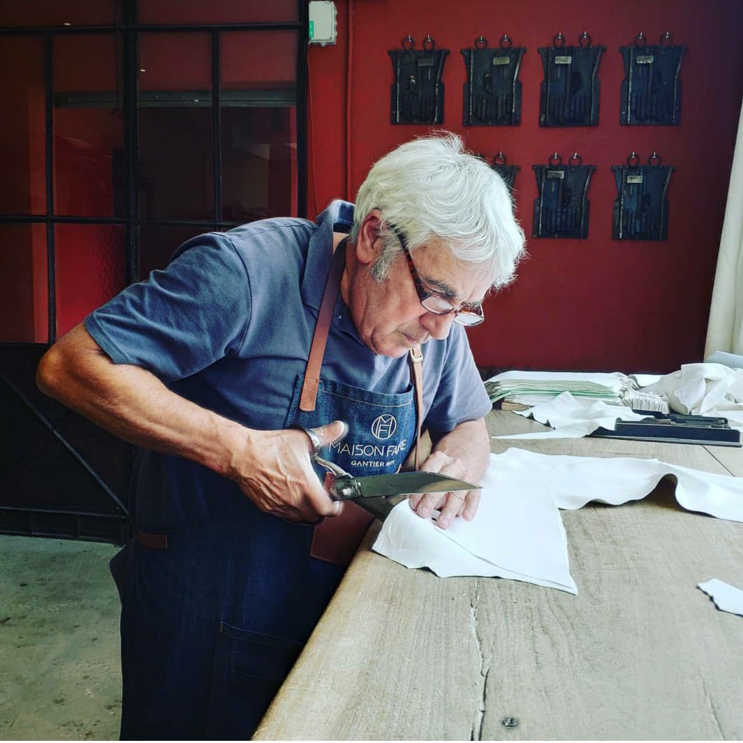 fabreolivier's tweet photo. Les premières paires de gants blancs fabriquées à Millau pour la Garde Républicaine seront livrées à l’heure pour le défilé du 14 juillet! Bravo à tous les artisans de @maisonfabre. En tout c’est 2000 paires qui sortiront de la ganterie de Millau avec 6 mois de travail 🧤🇫🇷 https://t.co/7BnJG02IMW