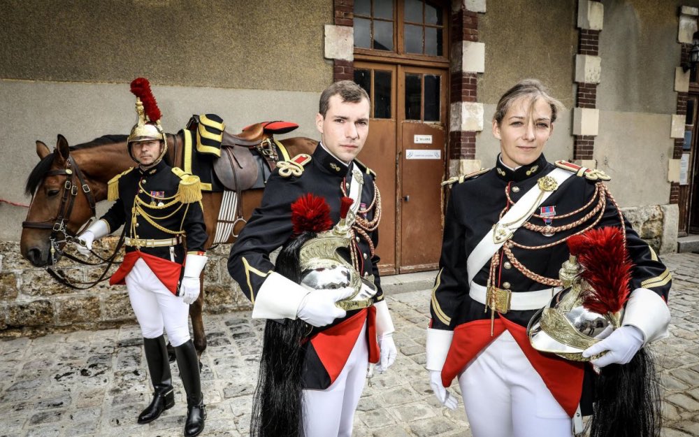 fabreolivier's tweet photo. Les premières paires de gants blancs fabriquées à Millau pour la Garde Républicaine seront livrées à l’heure pour le défilé du 14 juillet! Bravo à tous les artisans de @maisonfabre. En tout c’est 2000 paires qui sortiront de la ganterie de Millau avec 6 mois de travail 🧤🇫🇷 https://t.co/7BnJG02IMW