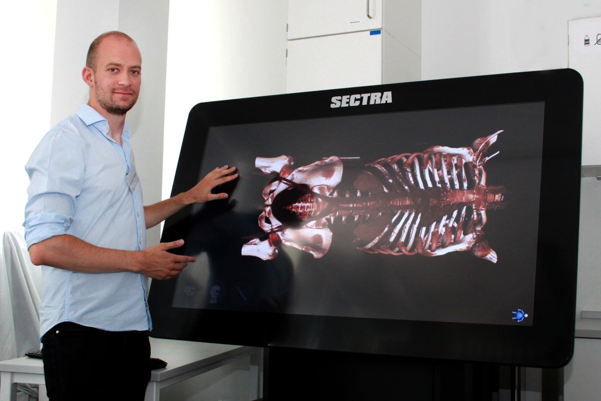 LernKlinik an der Uni Leipzig neu eröffnet.  Sie gehört aktuell zu den modernsten in ganz Europa. Über 300 verschiedene  Simulatoren, Phantome, medizintechnische Geräte und erstmals ein Simulations-OP stehen in dem Skills- und Simulationszentrum für die Ausbildung bereit.