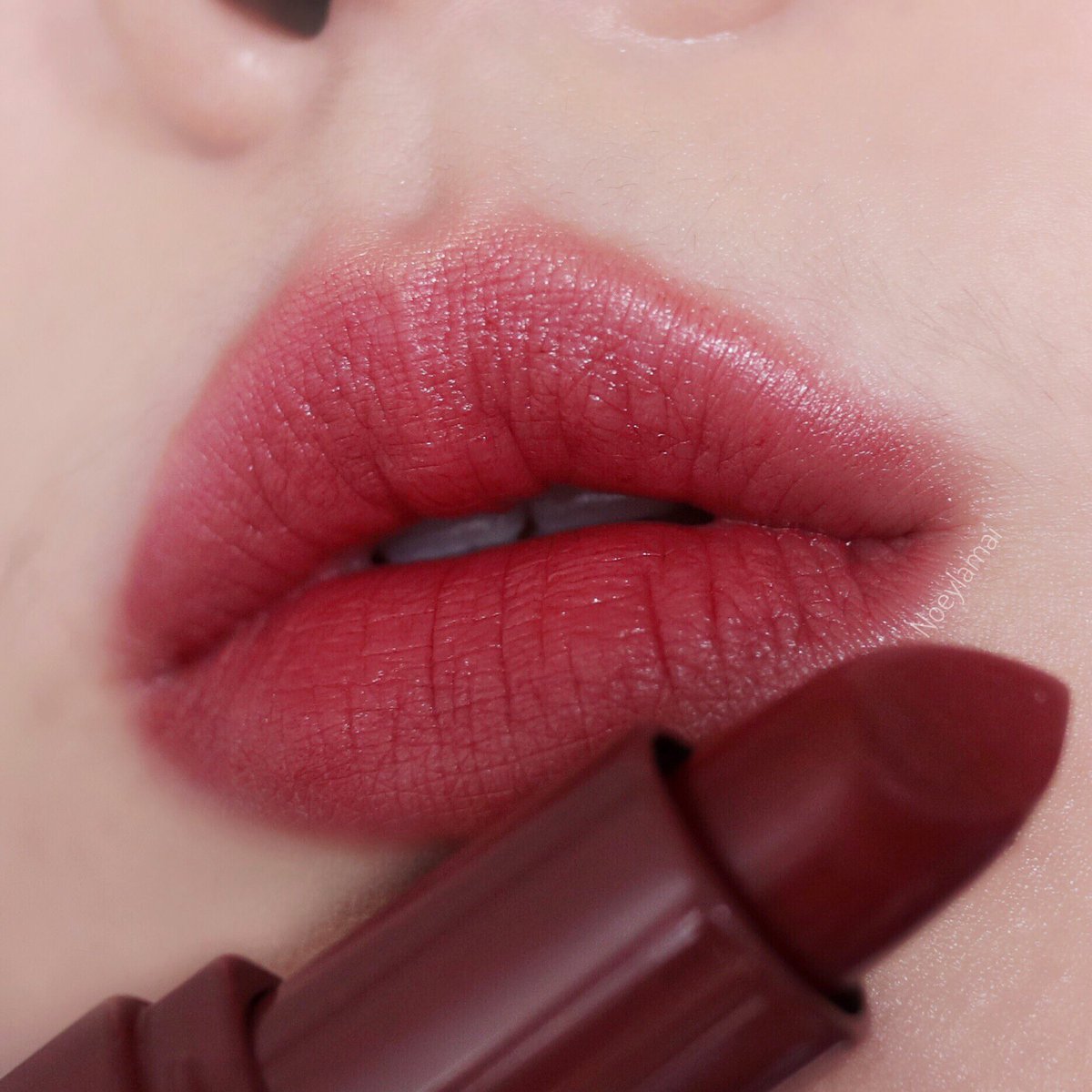 BobbiBrown_TH's tweet photo. Crushed Lip Color สี Cranberry คือแบบดีอะ เป็นสีแดงเจือน้ำตาลๆ สวยมากก เนื้อลิปชุ่มชื้น เติมได้ตลอด บิ้วสีได้ ทาแล้วได้ปากที่ดูระเรื่อๆ สุขภาพดีมาก เราว่าสีนี้คือต้องมีอะ ทาได้ทั้งผู้หญิงและผู้ชายเลย แนะนำมาก (1,250 บาท)

Review by @noeylamai https://t.co/HP1ICO51pT