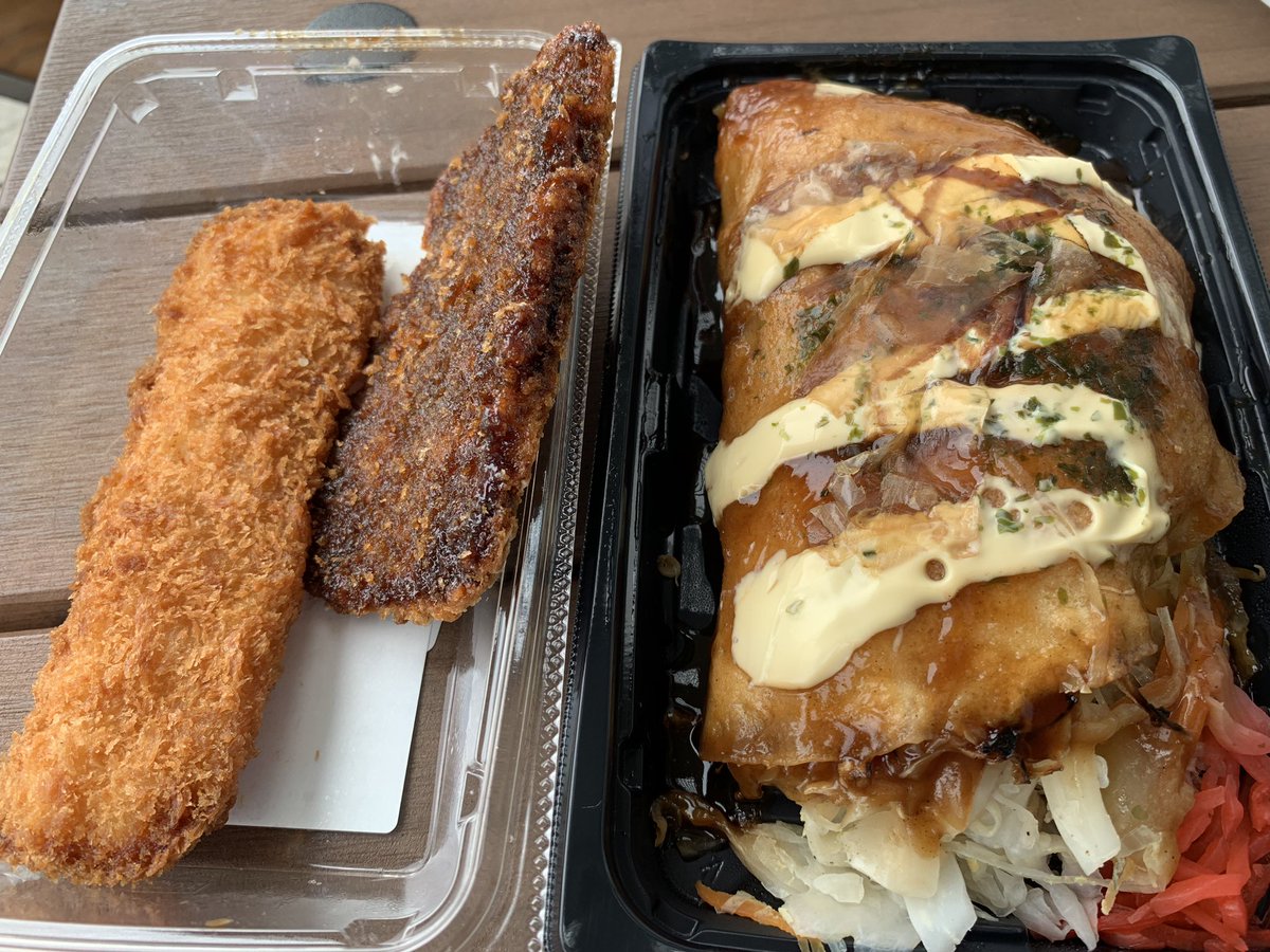 PSumiele's tweet photo. 今日はまさかの、半日分の野菜が取れるお好み焼き（笑）というか、側だけ記事でした！でも美味かった🥳

それと、イカフライ＆豚かつ♪

#お昼ご飯 #お好み焼き #イカフライ
#豚カツ #野菜 #ヘルシー #意外とさっぱり
#ランチ #男のランチ #lunch #okonomiyaki 
#squidfry #porkfry #healthy #diet https://t.co/TMQjonNJF7