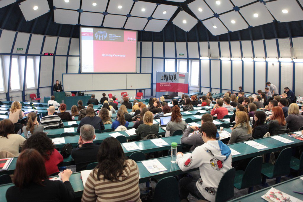 TrombaSi's tweet photo. Trobimo: »Ljubljana Summer School, Take the Best from East &amp; West«  na Ekonomski fakulteti UL https://t.co/mblOIjoT7C https://t.co/IShjCVohXQ