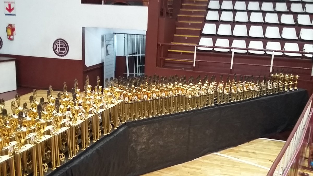LocosXCorrerOK's tweet photo. Es tremenda la cantidad de trofeos que se entregan en #21KLanus https://t.co/9Hlng46zN2