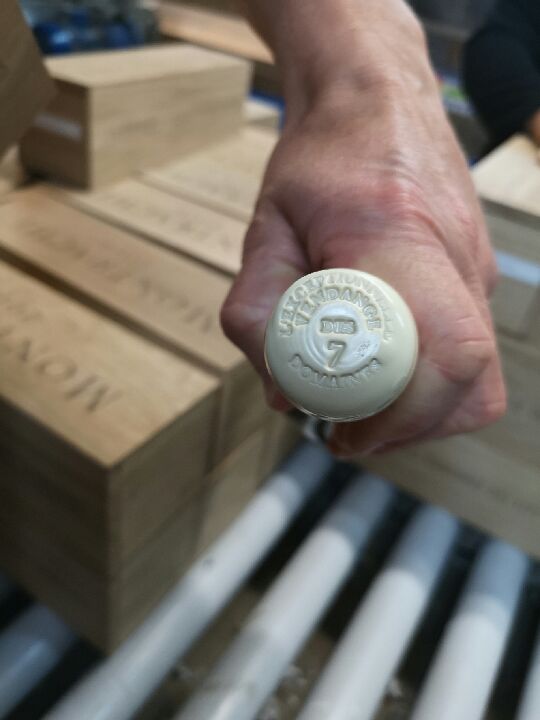 yolandecoent's tweet photo. #Bourgogne #Montrachet2016 Suite à grêle, la solidarité de 7 domaines #DRC #ComteLafon #GuyAmiot #Leflaive #LamyPillot #Petitjean #FleurotLarose donne une cuvée d 'exception, Plaisir réceptionner nos bouteilles ce jour #AssoFrancoChinoiseVinCulture #solidarité #wine https://t.co/DmRjacRN3f