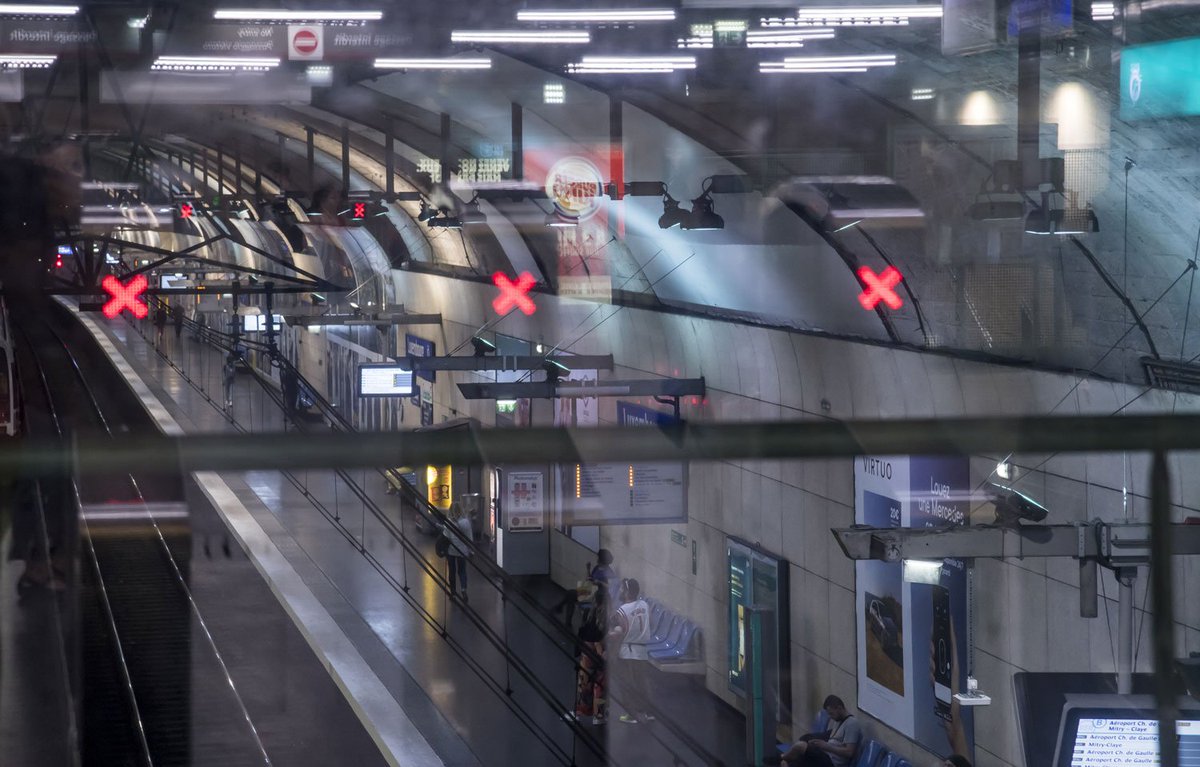 RERB's tweet photo. Ascenseurs, guidages sonores : depuis ce matin, la gare #Luxembourg est officiellement accessible à tous les types de handicaps ! Et désormais, 100 % des gares parisiennes du @RERB le sont ! #PMR https://t.co/7Iz9NwCvdK
