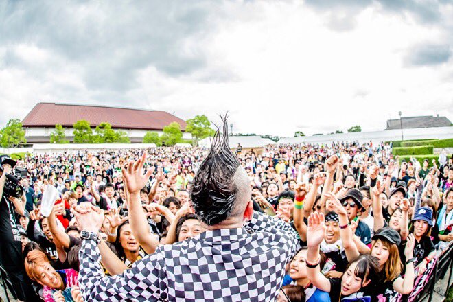 mtoike's tweet photo. 激アウェーのJ-rexxx band、京都大作戦牛若乃舞台before＜＞after。「努力なんかしても無駄だ」なんていう奴の言葉には耳を貸すな！そんなのは嘘だ。好きな事をやり続けよう！夢は叶うし、音楽は必ず伝わるぞ！！！みんな、ありがとう！！#jrexxx #jrexxx_band #jrexxxband https://t.co/UorQvIW1cC