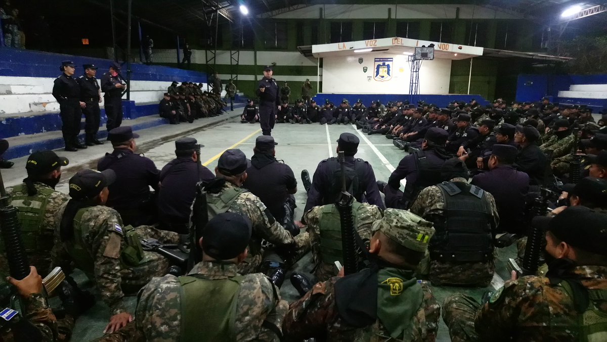 #SanSalvador | <a href="/Director_PNC/">Mauricio Arriaza Chicas 🇸🇻</a>, cmdo Mauricio Arriaza Chicas, dijo a nuestros policías y elementos de <a href="/FUERZARMADASV/">FUERZA ARMADA</a>, que existe un mandato del presidente de la República, <a href="/nayibbukele/">Nayib Bukele</a>, para el abordaje del transporte colectivo como parte del #PlanControlTerritorial