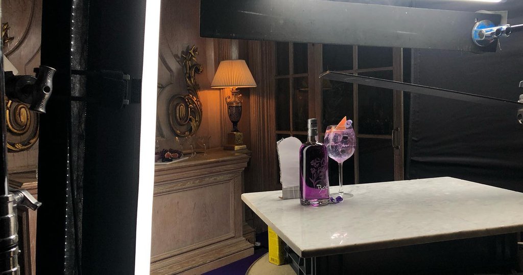 LCALightsCamera's tweet photo. Fab post @glofilmlighting 

Frame grab of #packshot #commercial for @boe_gin
Lit with a #rodlight 2.5m on left, #litemat8 for back #toplight and a #asterahelios to continue the lines from the rodlight. Show card reflects white into bottle to give a clearer visual of the writing https://t.co/q925DVOM4M