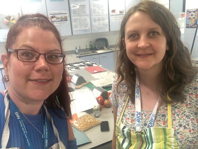 TSDFTDietitians's tweet photo. 2nd session of #cookandeatTorbay yesterday making veggie spag bol with our Diabetes Dietitian Emma &amp; Dietetic Support Worker Rachel! Teaching young people transitioning to adulthood with diabetes about healthy eating, carb counting &amp; cooking skills 👨‍🍳👩‍🍳@BDA_Dietitians @DiabetesUK https://t.co/3UJqdgkJ8n