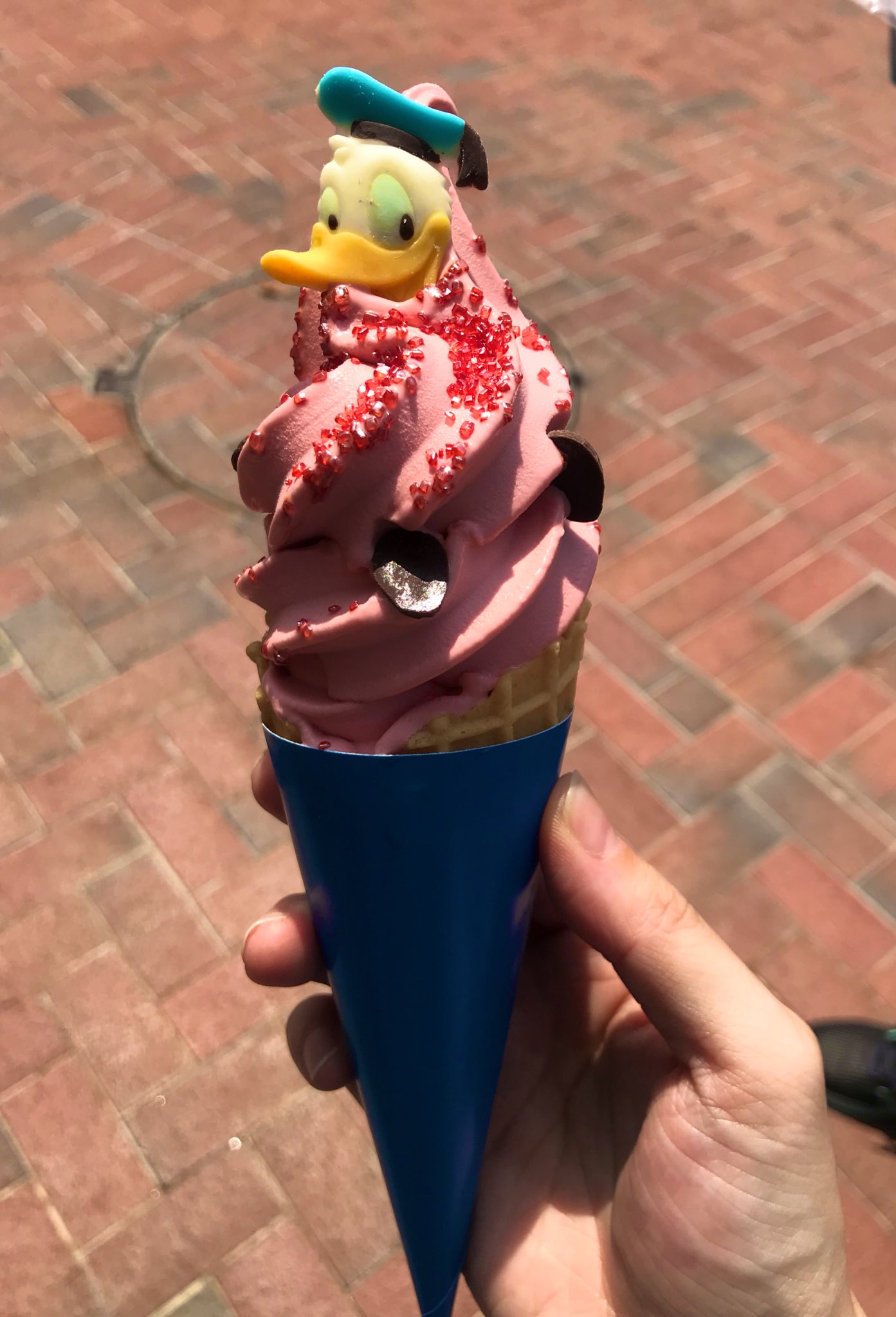 はん かわいかったフード すいか味のソフトクリームに こっちのワッフルはドナルド型 しかもベーコンとコーンが入ってて 添えてあるのがチーズソースのお食事系だった 個人的に一番ヒットな美味しさ 上海ディズニー T Co 0yw4bdhhtq
