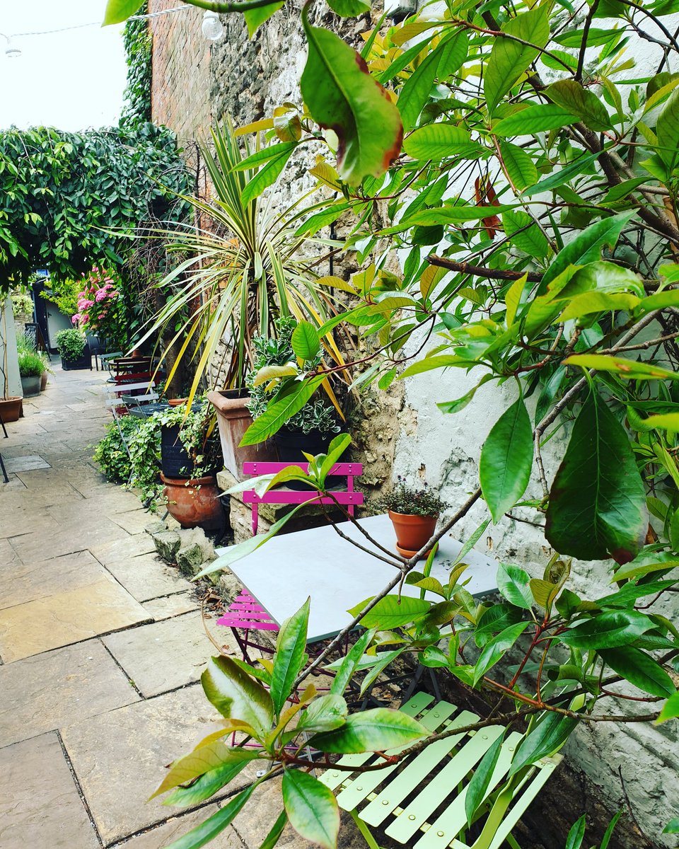 Our courtyard garden is always open #woodstockarms #openallday #bestpubintown #secretgarden #courtyardgarden #outsidedining