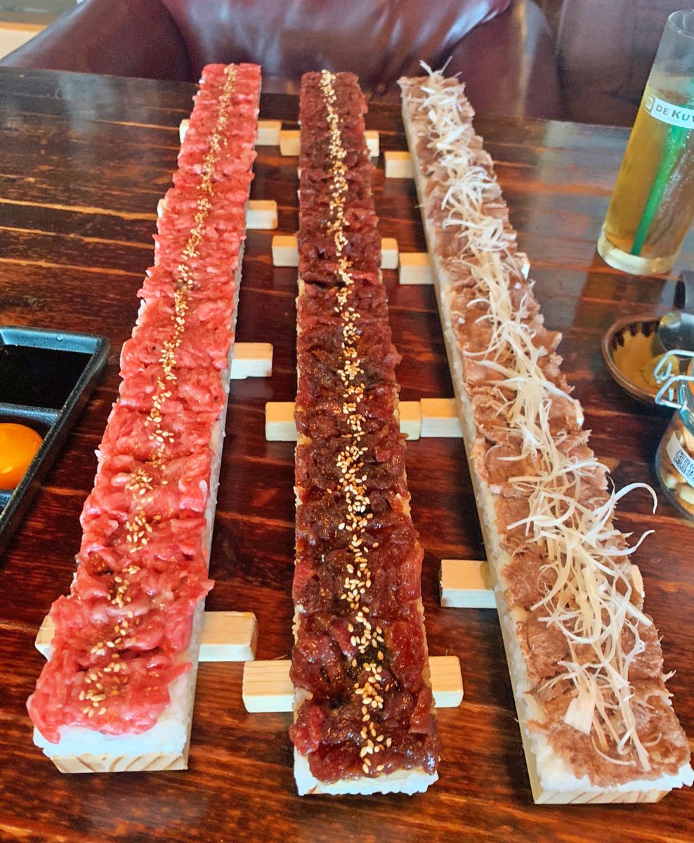 muni_gurume's tweet photo. 【燻製のおはなし】
@東京：仙川駅から徒歩2分

全長60cmのロングユッケ寿司を食べられるお店。

ユッケ寿司は種類豊富で、バーナーでじっくり炙った北海道とかち和牛ユッケや炙りサーモンユッケ、馬肉ユッケ、牛タンユッケ等を堪能できます！

甘口醤油や卵黄ダレがあるので味の変化も楽しめます✨ https://t.co/L6G0efIsZT