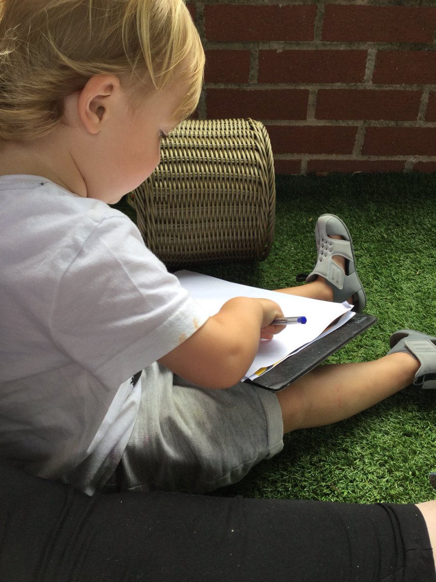 MissABowers's tweet photo. Some outdoor note taking happening in Sunshine Room 📝 #earlywriting #markmaking @pre_nursery @EmmaREMAT @RainbowEduMAT @stsilasschool https://t.co/jAh7X7YNWW