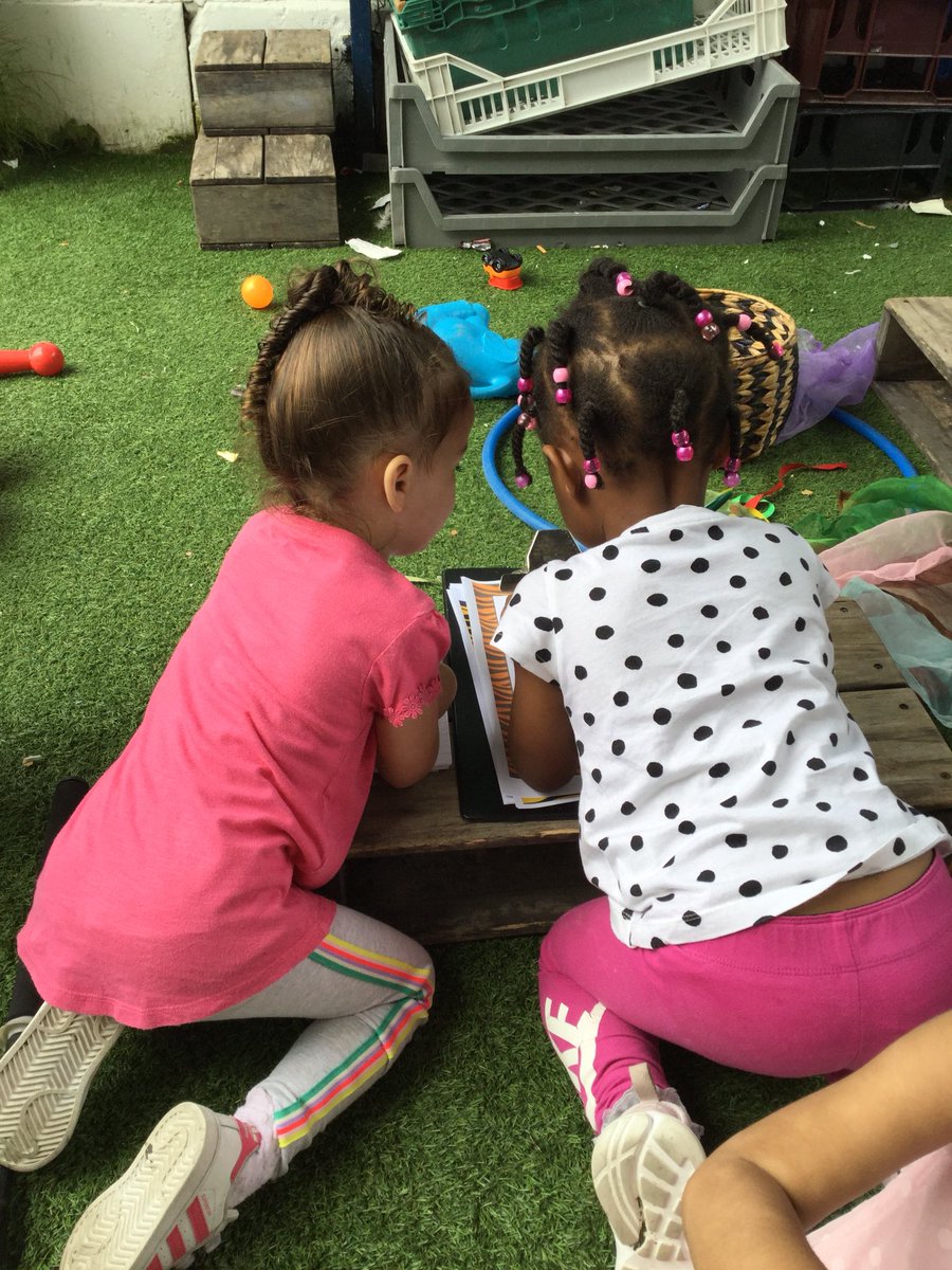 MissABowers's tweet photo. Some outdoor note taking happening in Sunshine Room 📝 #earlywriting #markmaking @pre_nursery @EmmaREMAT @RainbowEduMAT @stsilasschool https://t.co/jAh7X7YNWW