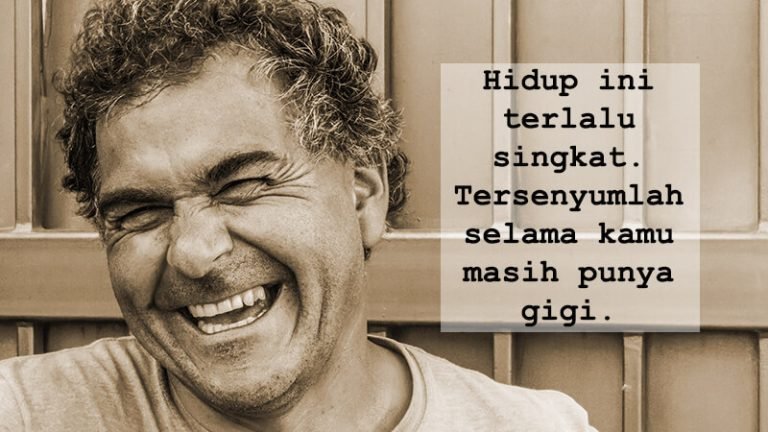 Senyum woi emang gigi lu udah pada ompong?