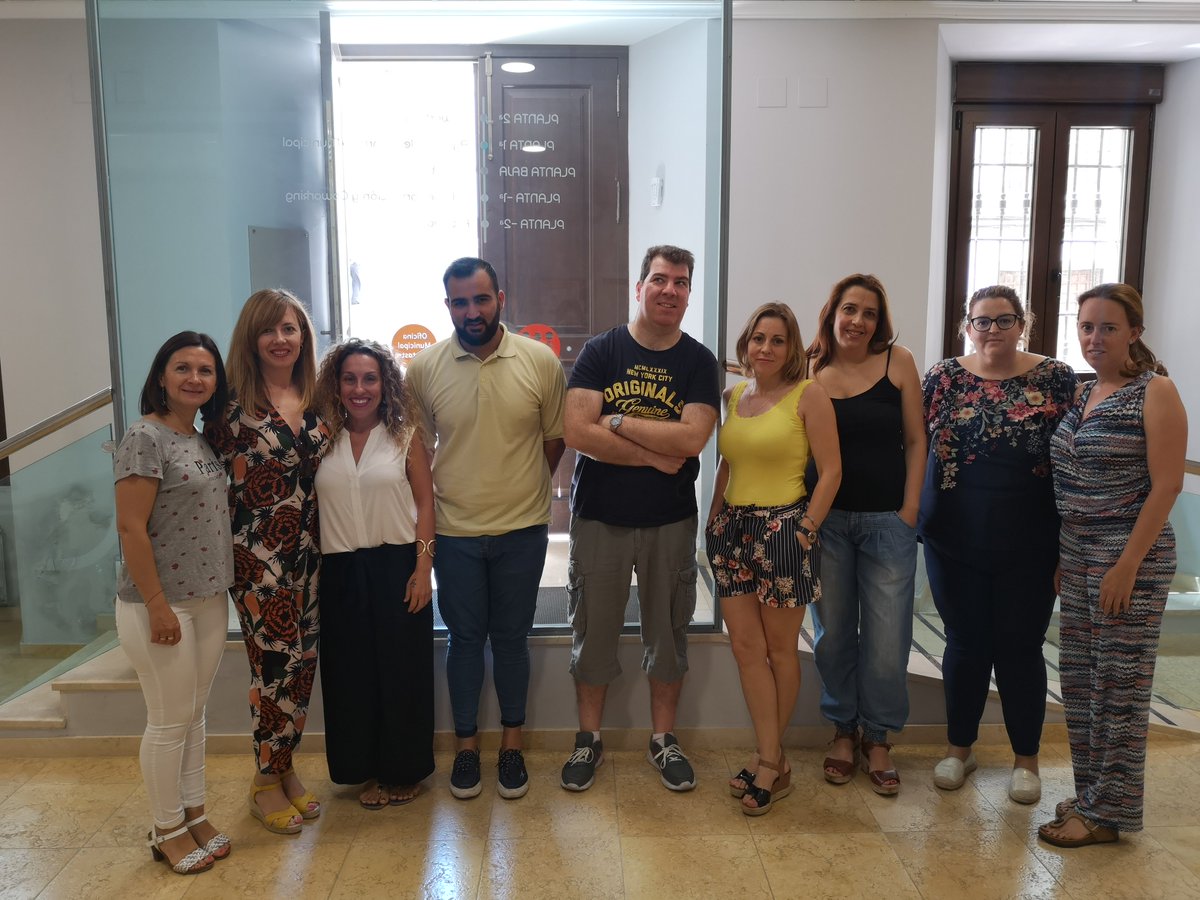 loja2019's tweet photo. El equipo de Lanzadera recibimos la visita de Mari Ángeles Gómez y Mª José Gálvez, técnicas del SAE, las cuales nos impartieron un breve taller de cómo movernos a través de su página para realizar diferentes tareas.  @Lanzaderas_EES @FundacionSMLRPH https://t.co/5B0S4e2HDQ