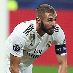 10 años de Karim Benzema en el Real Madrid. 35 millones de euros. Uno de los fichajes más rentables de la historia del club. Y en lo poético, un verso suelto, de los que emocionan. Un tipo distinto. Un genio del fútbol.