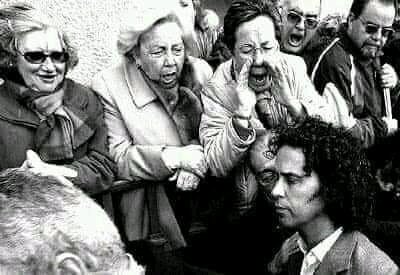 yolapons's tweet photo. Pedro Zerolo entrando en el ayuntamiento de Madrid, bajo Insultos y Amenazas. Esta es la Imagen de la Dignidad, y no la de una Señora,  que llama a todo el mundo Fascistas menos a los de VOX #ARRIMADASMONTAPOLLOS https://t.co/sRmBFBH65n