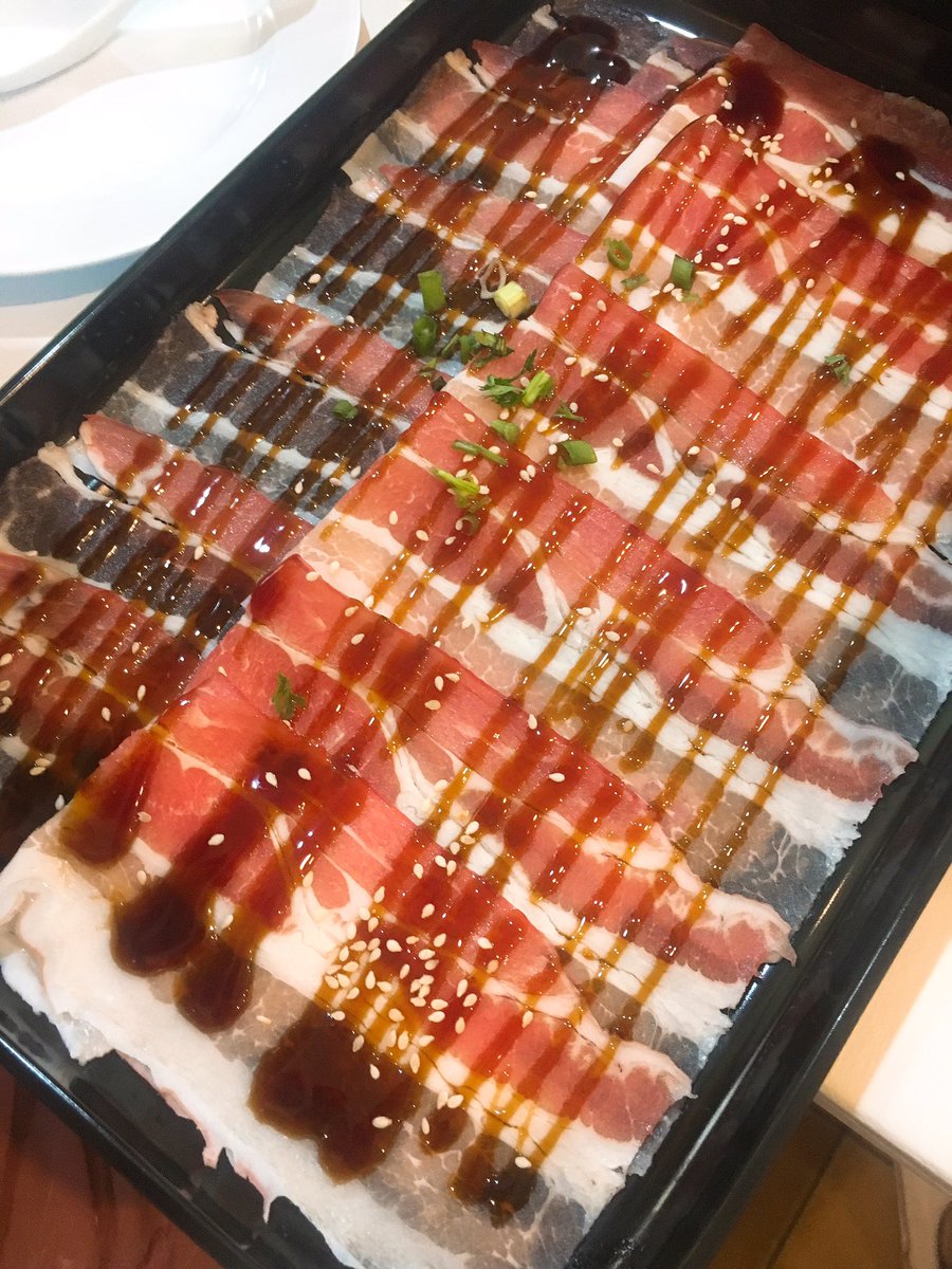 PladaoDao_'s tweet photo. ร้านตุ้ยก่อฮัก พึ่งเปิด หมูสไลด์คือดีมาก ของกินเยอะ สะอาด ห้องแอร์ เกี๊ยวมีชีส คือดีงาม ☺️☺️☺️ เพลงเพราะด้วย
199 บาทต่อคน เองแก ช่วงนี้มีโปรมา 4 จ่าย 3 ด้วยเด้อ ต้องมาตำ ร้านอยู่ตรงข้ามสารพัดช่าง ใกล้ๆ เมญ่า แต่หาที่จอดรถยากนิดหนึ่ง #รีวิวเชียงใหม่ #reviewchaingmai #เชียงใหม่ https://t.co/aLqHUnB4eY