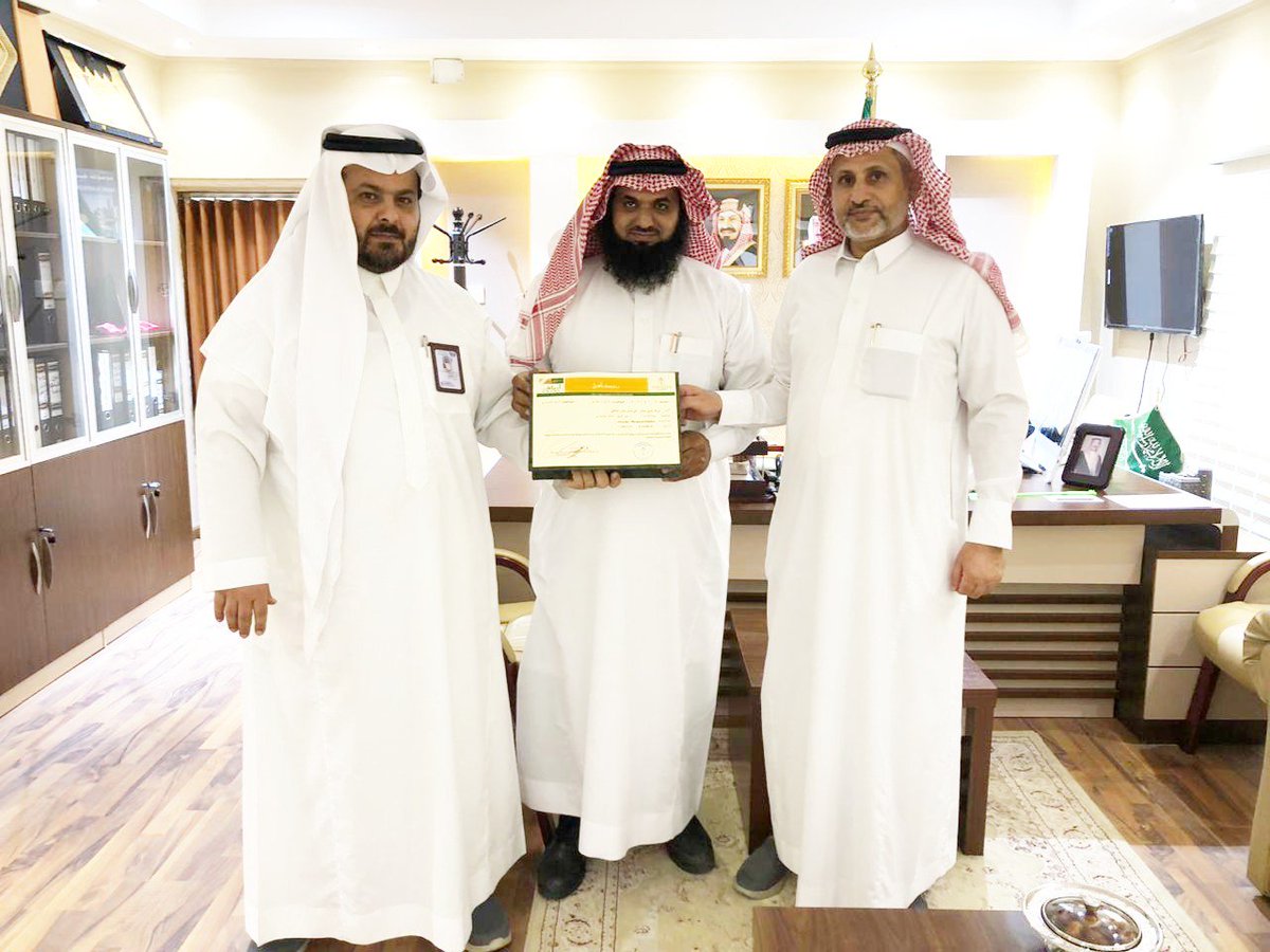 aldayergov's tweet photo. سلم محافظ #الداير الاستاذ نايف بن لبدة اليوم الثلاثاء المواطن علي المالكي أول رخصة منحتها الهيئة العامة للسياحة، للسياحة الريفية بالقطاع الجبلي، بجبل روحان بالداير  ويتميز الموقع بإطلالته المرتفعة المشرفة على الداير وتهامة والجبال المجاورة ويقع وسط مدرجات زراعية من البن والفواكه https://t.co/tnxVafnnsA