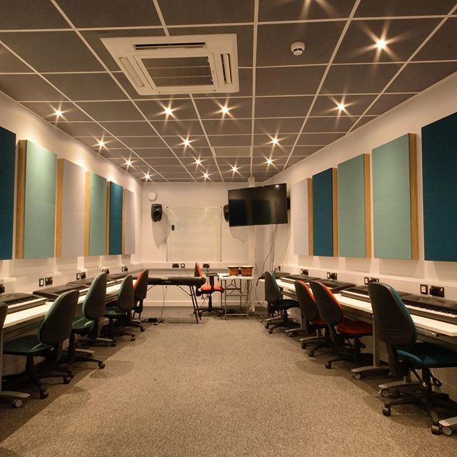 TheStudioPeople's tweet photo. BIMM Birmingham - Theory Classroom! #Acousitcpanels #acousticceilingtiles #studios #muisc 🎹🎼🎶 https://t.co/qa4oV8RPg1 https://t.co/lFE2nh9I7A