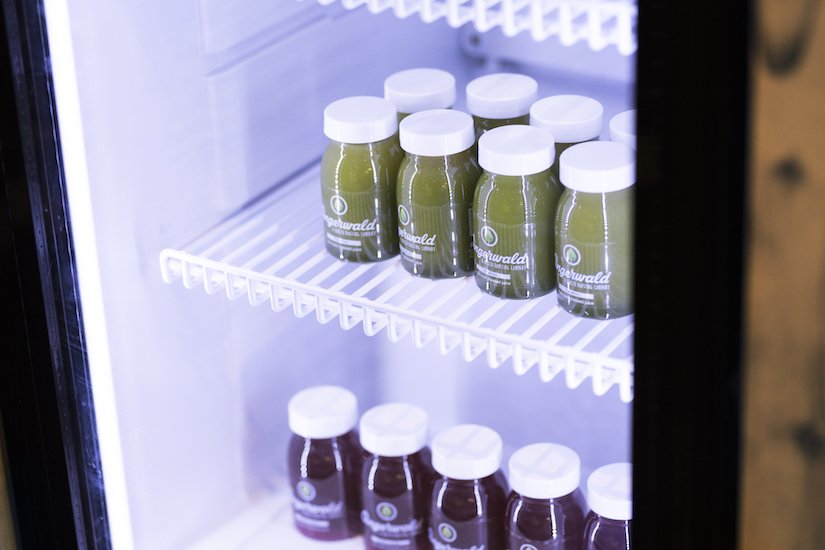 Arxus_Cloud's tweet photo. Wist je dat... we op kantoor een Juice Corner van @Gingerwald hebben? Dat betekent dagelijkse gezonde cold pressed juice shots van regionaal geteelde groenten en fruit voor #TeamArxus. https://t.co/Ozl35TnYFG