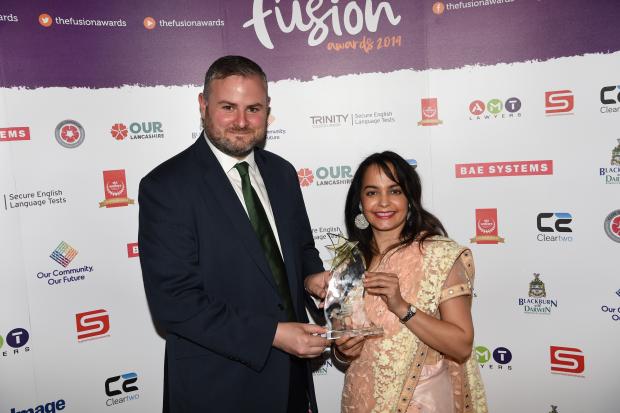 Andrew4Pendle's tweet photo. Proud to present ethical entrepreneur Sarwat Jaleel founder of ‘Kushboo’ with the Entrepreneur of the Year Award at @thefusionawards https://t.co/oyEtsbaSk6 https://t.co/pUtT9gHYwH