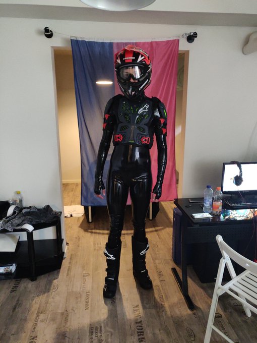 2 pic. Just another normal day in my life?? https://t.co/zQUdcUWRSR