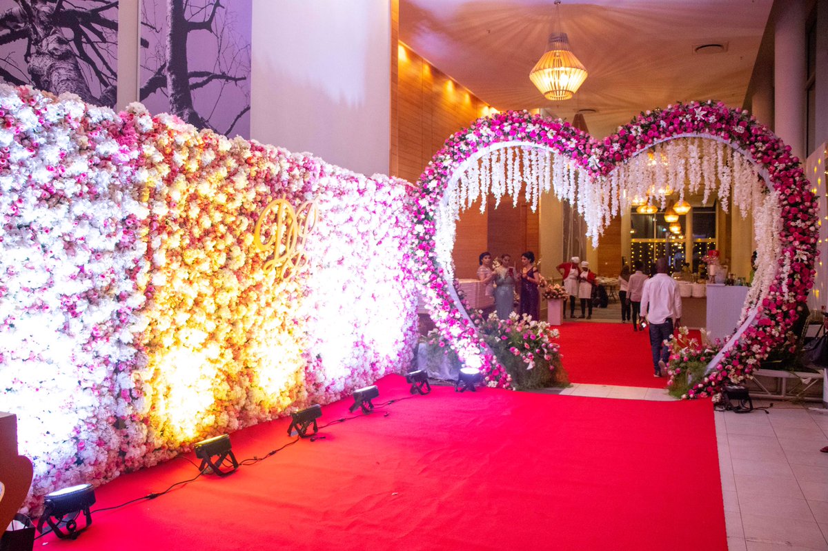 Hugodomingodeco's tweet photo. Absolute floral perfection 
🌹 🌹 
#dreamwedding #dreamweddings #floral #decor #setup https://t.co/MFhDFbYDxe