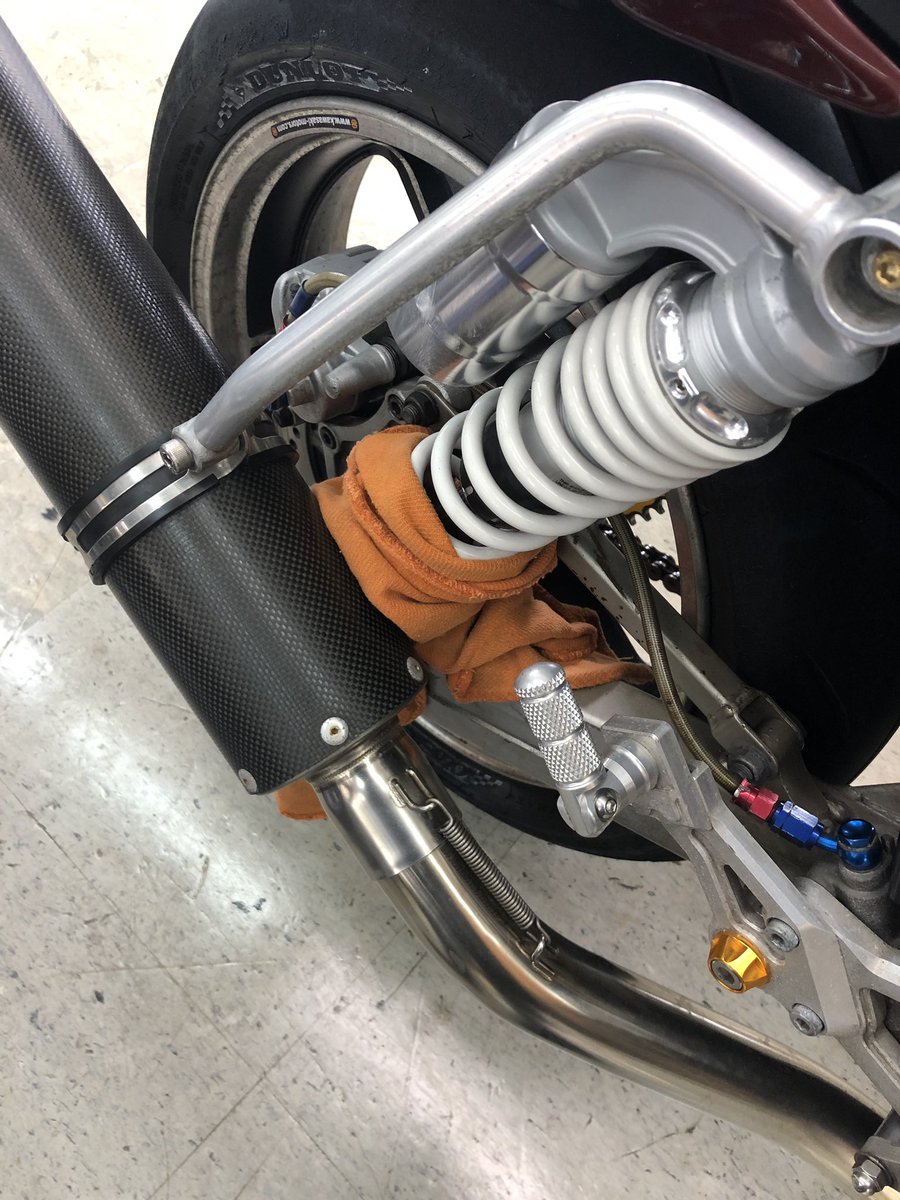 miyabi_baby_h's tweet photo. 朝ワイ「晴れる!バイク!!イェーイ!!!」
今ワイ「うん、リアサスオイル抜けてる。」
家にこもる理由が出来ました。← #asalliance #okinawa #VEFF #IBANEZ #ibanezjapan #canopus #canopusdrums #bondark #gkcy #vans #love #piece #life #family #baby #Kawasaki #Zephyr #Zephyrχ #motorcycle https://t.co/AJq7N4BHjr