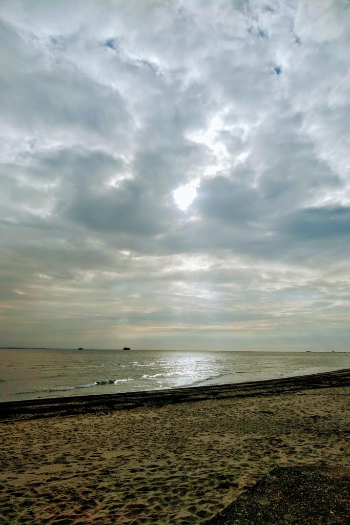 RydeAbide's tweet photo. Good Morning from Calm Humid #RydeBeach #IsleLoveWight #BurningOff https://t.co/l1LGqXitdN