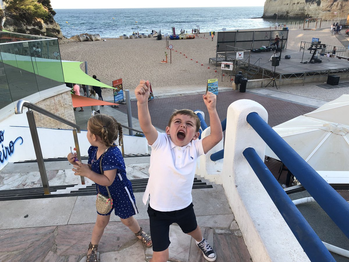Mr_CJWilson's tweet photo. โOkay guys, stand nicely and weโll get a lovely photo of you with the beach in the background..โ ๐ #reallifephotos #bestmemoriesanyway #tryagainnextyeardad https://t.co/sFlSFhEUeS