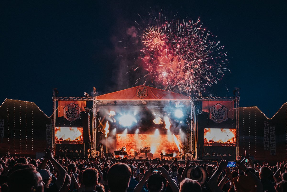 "Seikkailuja on pääsääntöisesti kahta laatua. Toisessa yritetään selviytyä vaikeuksista ja toisessa koetaan jotain uutta erilaisissa, mutta mukavissa olosuhteissa. @Ilosaarirock on jälkimmäistä laatua." kirjoittaa <a href="/veitera/">Janne Riiheläinen 🇫🇮🏴󠁧󠁢󠁳󠁣󠁴󠁿🇪🇺</a> ow.ly/z74M50uNXjv. <a href="/Joensuu_fi/">Joensuun kaupunki</a> 📸 Antti Pitkäjärvi