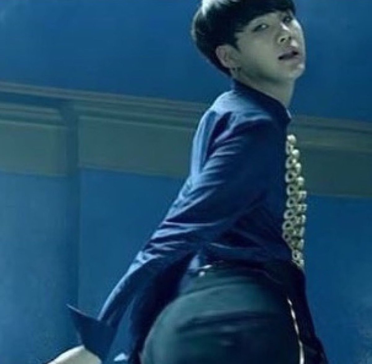 Min Yoongi - Jimin's husband on Twitter: "A Thread of Yoongi's Fluffy Butt  aka The Yoonbooty 🍑 https://t.co/mzMXQQthHC" / Twitter