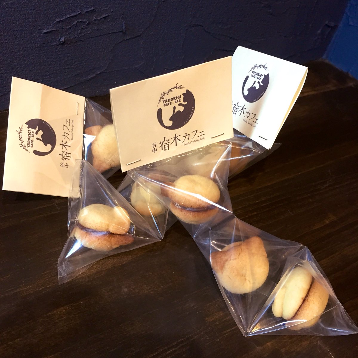 谷中 宿木カフェ レストラン 宿木カフェmenu ずっとお声を頂いていたお持ち帰りもできるクッキーが出来ました その名もbaci Di Gatti 猫のキス イタリアのお菓子baci Di Dama 貴婦人のキス をぬこ様にしちゃいました もちろんすべて手作り