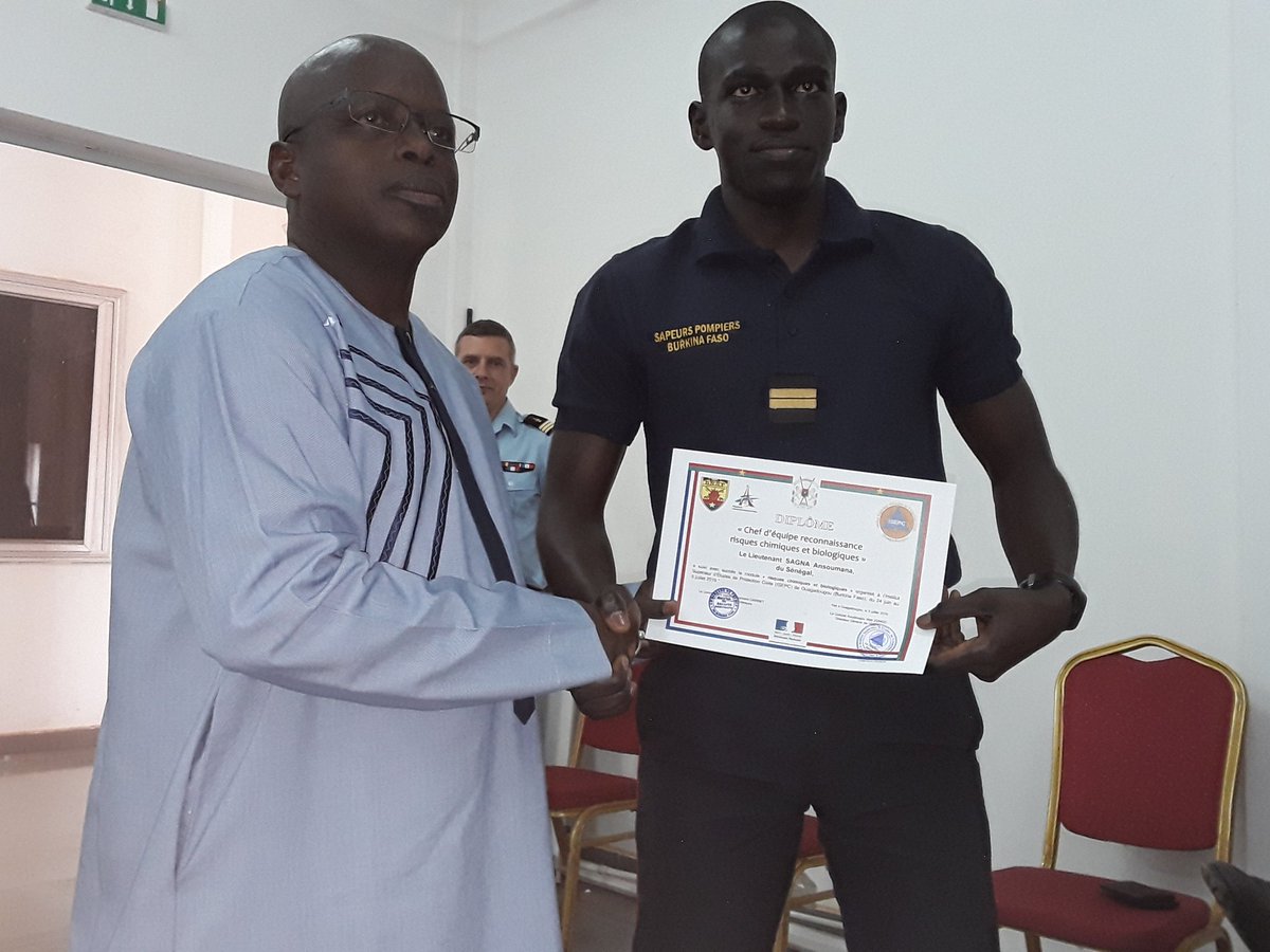 isepc's tweet photo. Retour en images sur la cérémonie de remise des diplômes du stage #risque #chimique niveau 1 aux 25  officiers stagiaires de la 7ème promotion de la formation initiale des officiers #sapeurs #pompiers session 2019 tenue le 5 juillet à l'@isepc .#PompiersParis https://t.co/OJYcqr1AgA