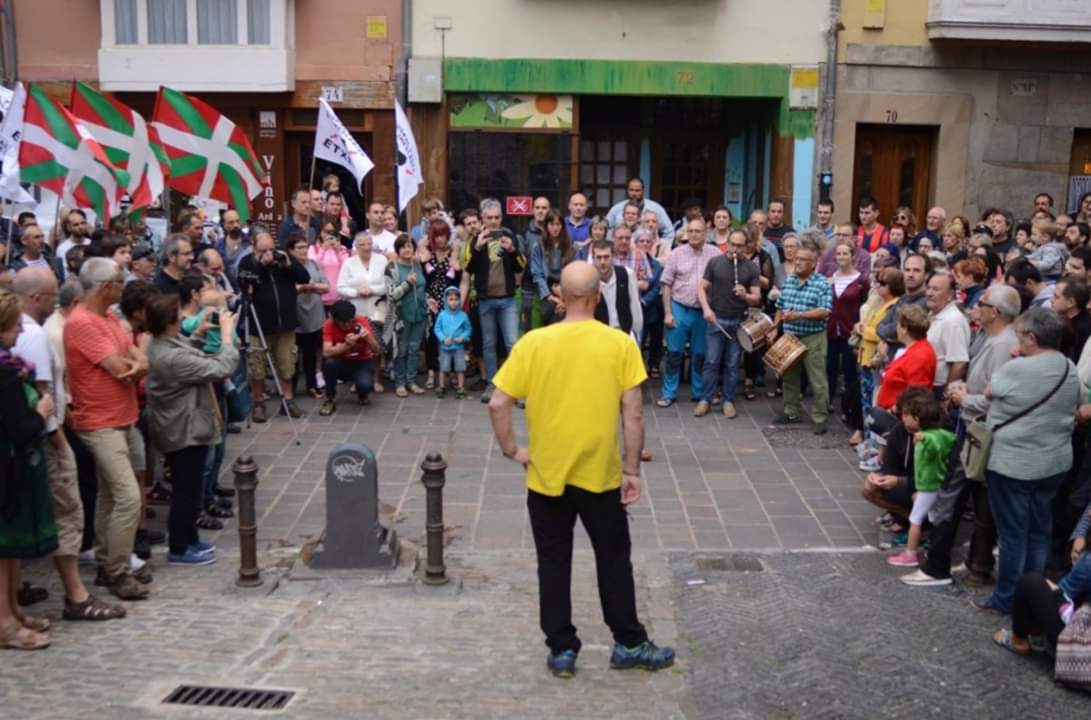 Hace un año decenas de personas homenajearon en Vitoria al etarra Ramón López de Abetxuko. 

¿La razón? Ser terrorista de #ETA y haber asesinado al comandante de caballería, Jesús Velasco, y al jefe de la Policía Municipal de Vitoria, Eugenio Lázaro. 

¿Y la dignidad? HILO⬇