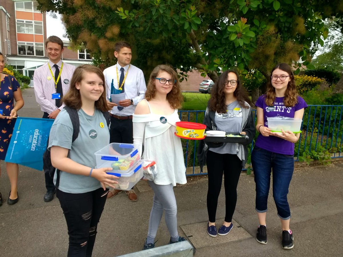 Bristol_1988's tweet photo. @NEUSouthWest @NEUnion @NEUSouthGlos students and teachers together on the picket line at Castle school- striking over workload #castleschoolstrike #asseenonbbc https://t.co/0GR4OHqJCS
