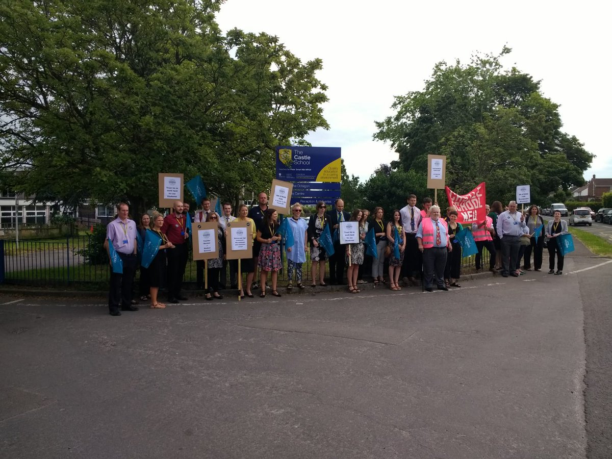 Bristol_1988's tweet photo. @NEUSouthWest @NEUnion @NEUSouthGlos students and teachers together on the picket line at Castle school- striking over workload #castleschoolstrike #asseenonbbc https://t.co/0GR4OHqJCS