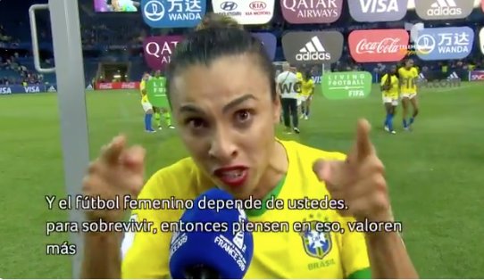 CiudadDeMurcia's tweet image. ¿Qué capitán se atreve a enfrentarse al Presidente de la mayor potencia mundial?

¿Quién no hace el ridículo echándose las manos a la cara al primer roce?

¿Quién besa a su pareja sin miedo a la homofobía?

¿Quién nos emociona con sus palabras?

Viva el #FutFem ⚽♀️