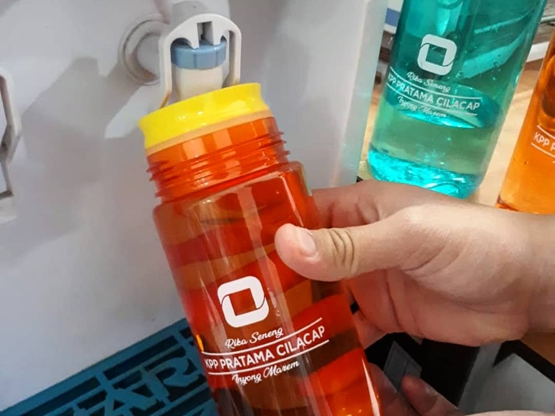 pajakcilacap's tweet photo. KPP Pratama Cilacap membagikan botol air minum isi ulang kepada seluruh pegawai, tujuannya untuk mengurangi sampah plastik dalam rangka mendukung terciptanya Grenn Office.
#transforMOF #kemenkeugreenoffice #dutatransformasidjpjateng2 https://t.co/lZJCz735wv