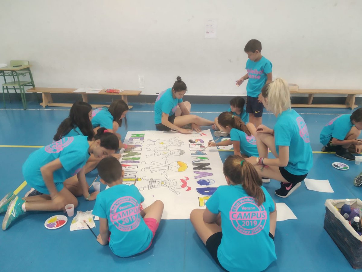 voleysanse's tweet photo. 🏐Segunda semana de campus de verano 🏖
No todo es deporte, como veis, hacemos de todo con nuestros pequeños #CVSansers 😍
#CVSentimientodepertenencia
#hastaeñfinañCVSansebastián
#CVSyotequiero https://t.co/we0yBem9W7
