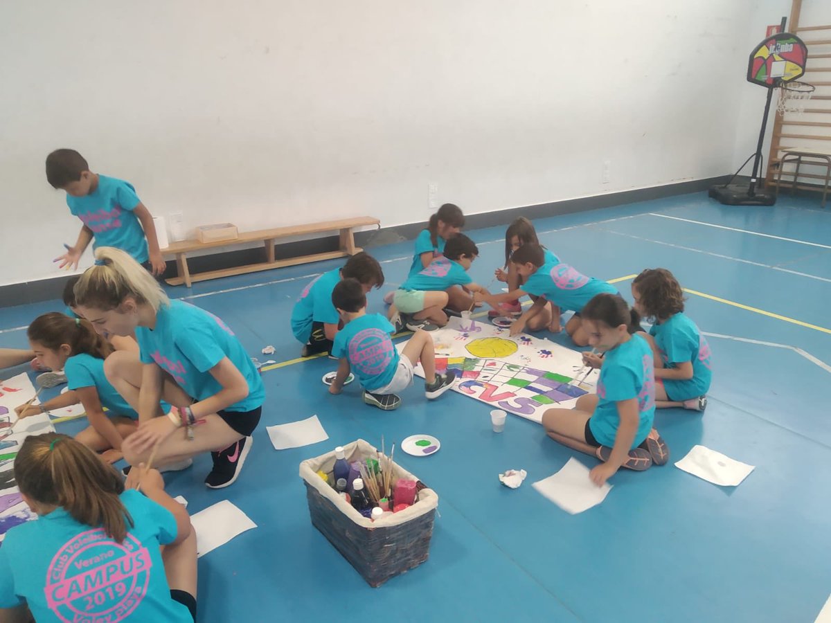 voleysanse's tweet photo. 🏐Segunda semana de campus de verano 🏖
No todo es deporte, como veis, hacemos de todo con nuestros pequeños #CVSansers 😍
#CVSentimientodepertenencia
#hastaeñfinañCVSansebastián
#CVSyotequiero https://t.co/we0yBem9W7