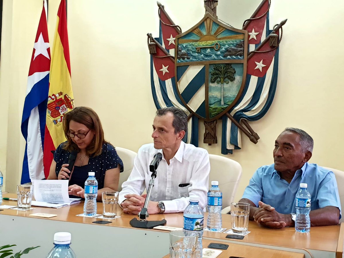 astro_duque's tweet photo. Ayer por la tarde visité la Universidad de La Habana @UdeLaHabana, la institución de educación superior más antigua de Cuba. Tuve el placer de conversar con varios profesores y estudiantes junto a mi colega astronauta Arnaldo Tamayo. https://t.co/6Q6a4s1Vfr