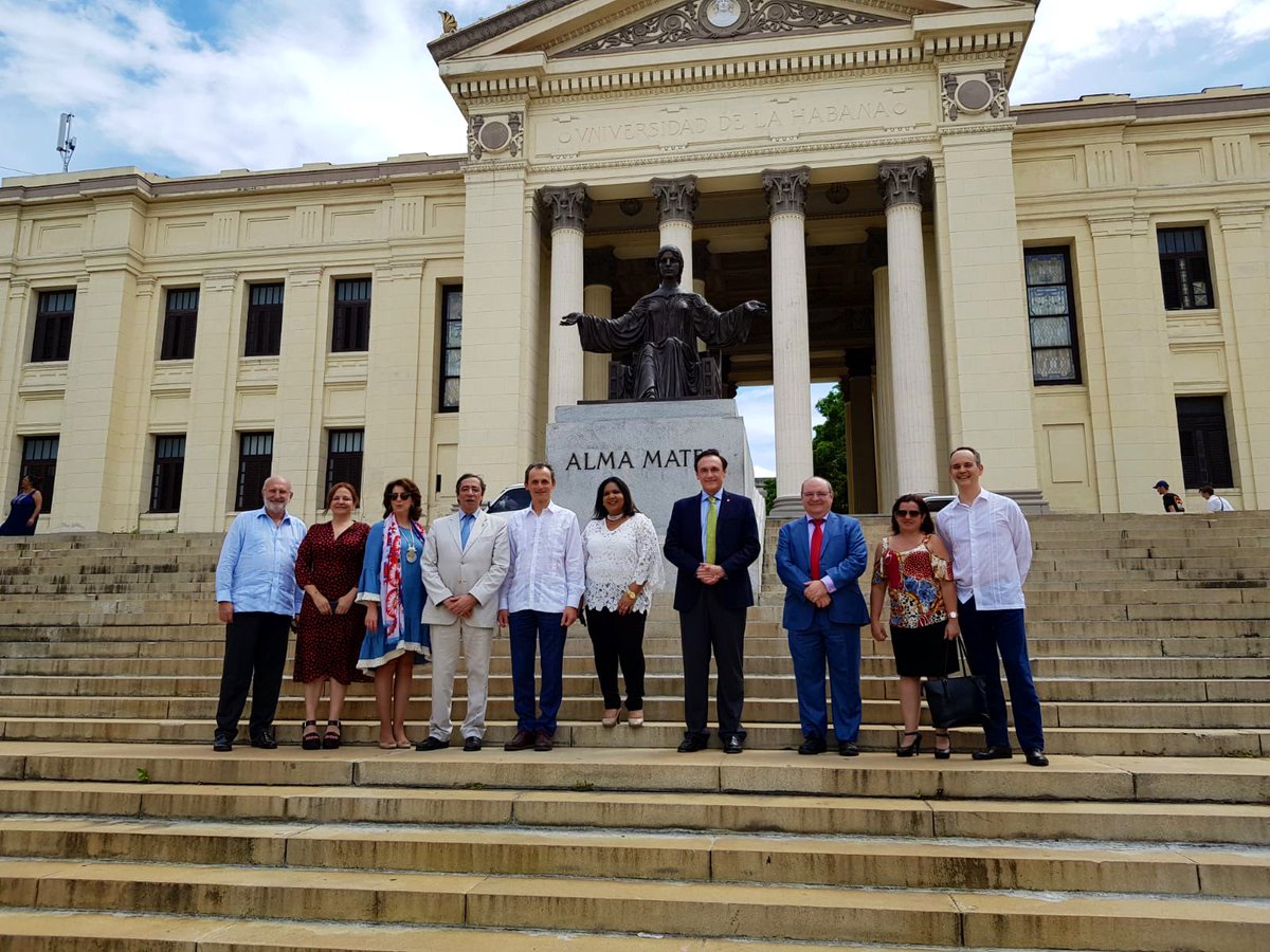 astro_duque's tweet photo. Ayer por la tarde visité la Universidad de La Habana @UdeLaHabana, la institución de educación superior más antigua de Cuba. Tuve el placer de conversar con varios profesores y estudiantes junto a mi colega astronauta Arnaldo Tamayo. https://t.co/6Q6a4s1Vfr